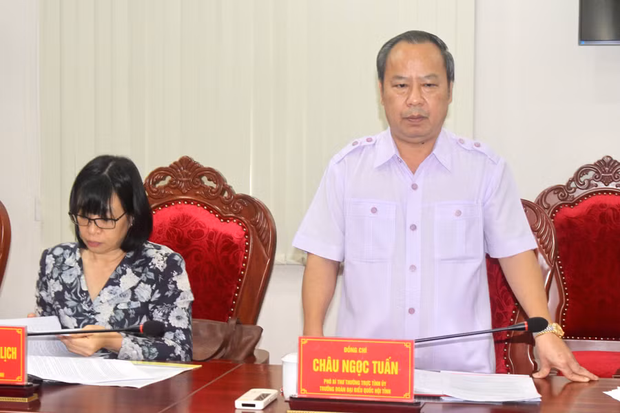 Phó Bí thư Thường trực Tỉnh ủy Châu Ngọc Tuấn (bìa phải) trao đổi về công tác tổ chức hội thảo. Ảnh: P.L Phó Bí thư Thường trực Tỉnh ủy Châu Ngọc Tuấn (bìa phải) trao đổi về công tác tổ chức hội thảo. Ảnh: P.L