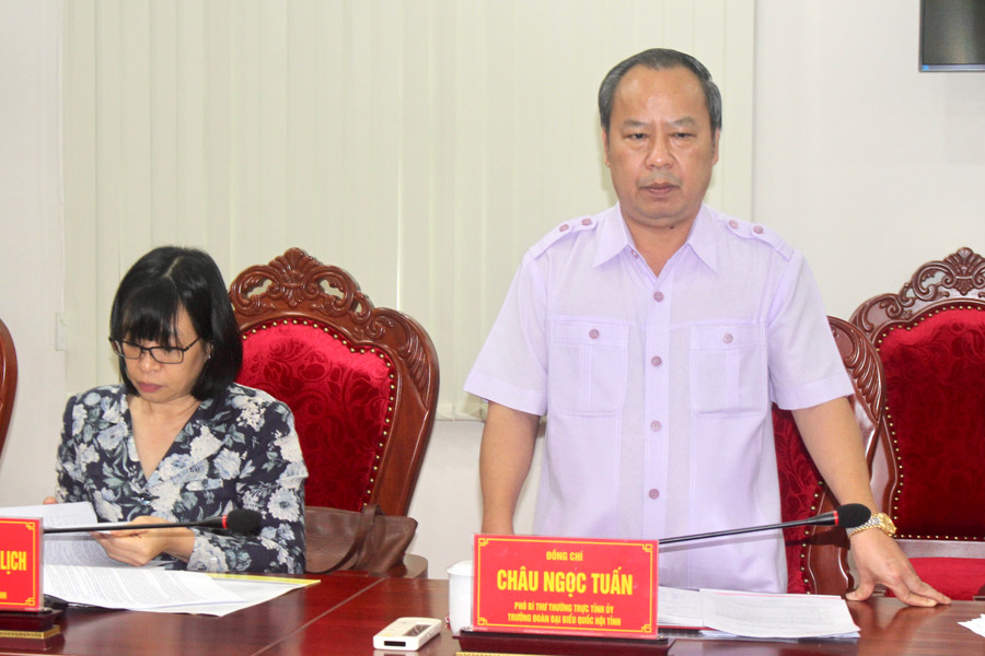 Phó Bí thư Thường trực Tỉnh ủy Châu Ngọc Tuấn (bìa phải) trao đổi về công tác tổ chức hội thảo. Ảnh: P.L