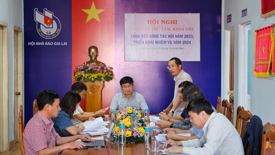 Phó Chủ tịch Thường trực Hội Nhà báo tỉnh Gia Lai Trần Quốc Anh báo cáo kết quả công tác Hội trong năm 2023. Ảnh: P.L Phó Chủ tịch Thường trực Hội Nhà báo tỉnh Gia Lai Trần Quốc Anh báo cáo kết quả công tác Hội trong năm 2023. Ảnh: P.L