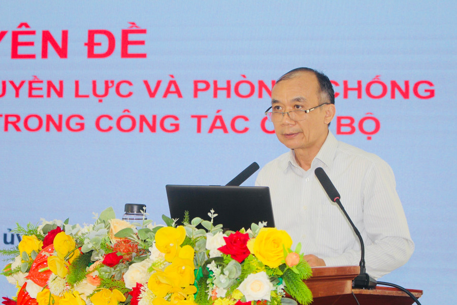 Bí thư Đảng ủy Khối Huỳnh Minh Thuận thông tin chuyên đề tại hội nghị. Ảnh: P.L Bí thư Đảng ủy Khối Huỳnh Minh Thuận thông tin chuyên đề tại hội nghị. Ảnh: P.L
