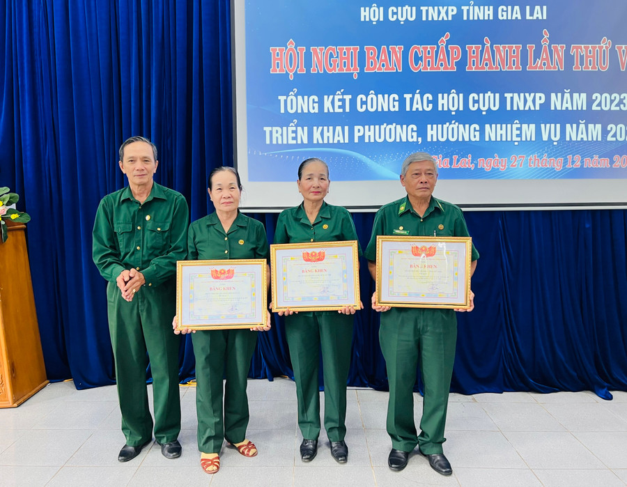 Thừa ủy quyền của Chủ tịch Hội Cựu TNXP Việt Nam, ông Trần Văn Bình (bìa trái)-Chủ tịch Hội Cựu TNXP tỉnh Gia Lai tặng bằng khen cho các tập thể có thành tích xuất sắc. Ảnh: P.L Thừa ủy quyền của Chủ tịch Hội Cựu TNXP Việt Nam, ông Trần Văn Bình (bìa trái)-Chủ tịch Hội Cựu TNXP tỉnh Gia Lai tặng bằng khen cho các tập thể có thành tích xuất sắc. Ảnh: P.L