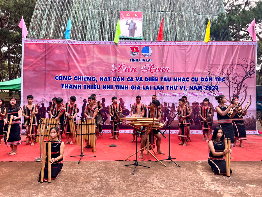 Phần thi diễn tấu nhạc cụ dân tộc của đội thi TP. Pleiku. Ảnh: P.L Phần thi diễn tấu nhạc cụ dân tộc của đội thi TP. Pleiku. Ảnh: P.L