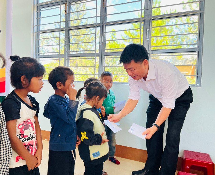 Ông Nguyễn Tương Minh-Tổng Giám đốc Công ty Địa ốc Sài Gòn-TNHH một thành viên tặng học bổng cho học sinh xã Ia Pếch (huyện Ia Grai). Ảnh: M.N Ông Nguyễn Tương Minh-Tổng Giám đốc Công ty Địa ốc Sài Gòn-TNHH một thành viên tặng học bổng cho học sinh xã Ia Pếch (huyện Ia Grai). Ảnh: M.N