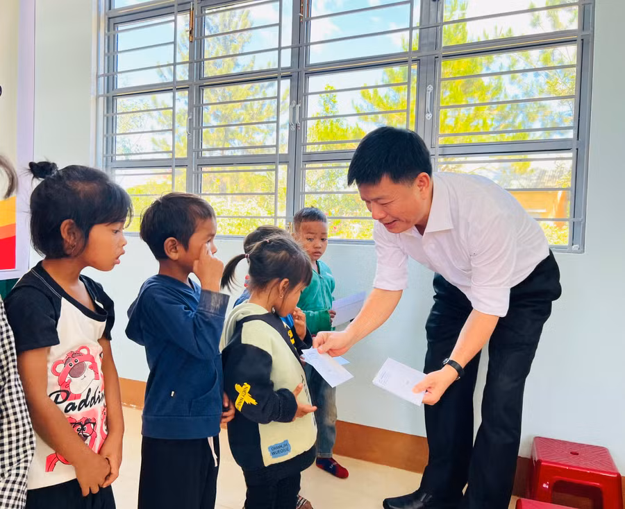 Ông Nguyễn Tương Minh-Tổng Giám đốc Công ty Địa ốc Sài Gòn-TNHH một thành viên tặng học bổng cho học sinh xã Ia Pếch (huyện Ia Grai). Ảnh: M.N