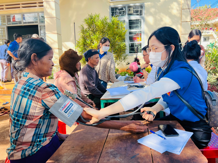 Các y-bác sĩ khám bệnh cho người dân xã Bờ Ngoong. Ảnh: P.L