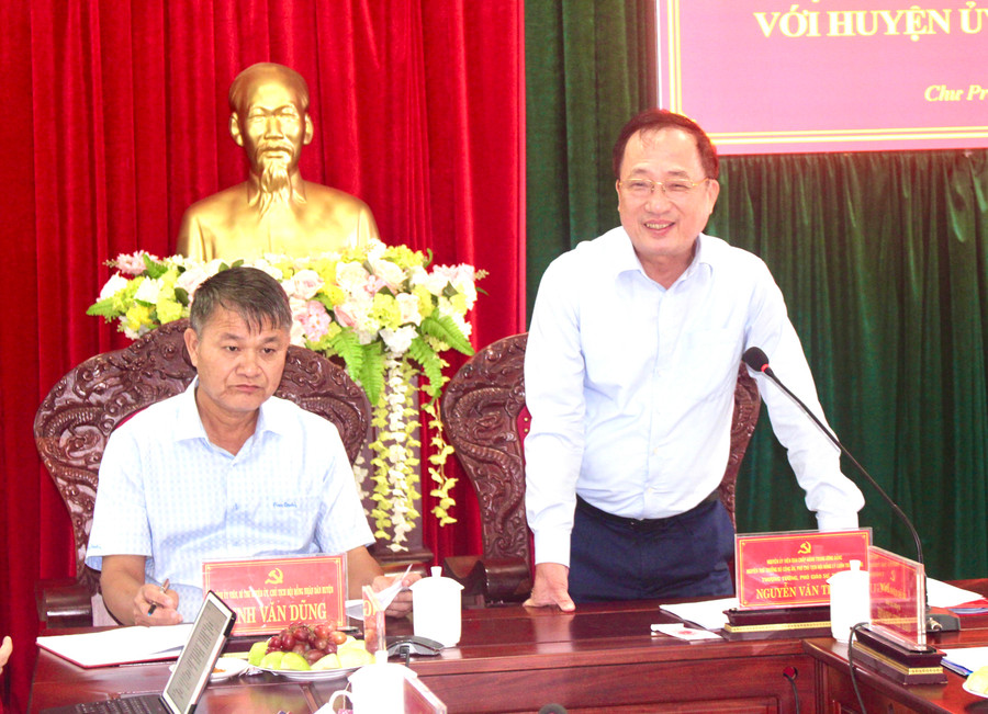 Thượng tướng, PGS.TS Nguyễn Văn Thành (bìa phải) phát biểu tại buổi khảo sát. Ảnh: P.L