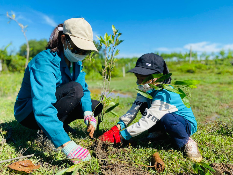 Các tình nguyện viên trồng cây tại thao trường của Đại đội 19 (Sư đoàn 2, Quân khu 5). Ảnh: M.N