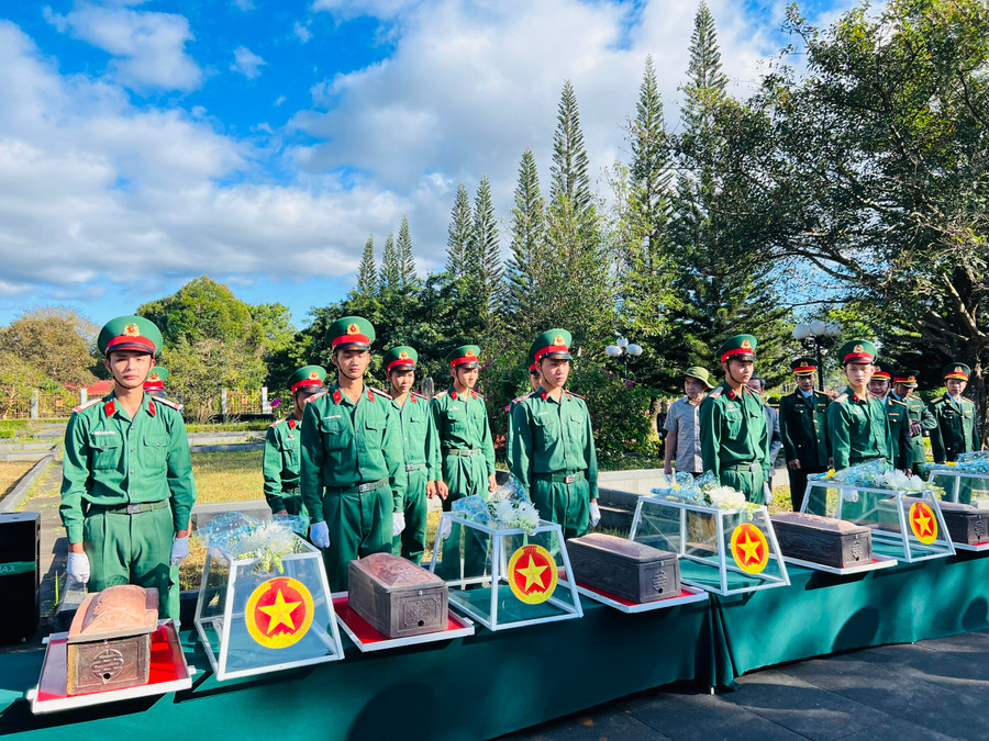 Đội tìm kiếm quy tập hài cốt liệt sĩ Quân đoàn 3 tìm kiếm, quy tập 5 hài cốt liệt sĩ về an nghỉ tại Nghĩa trang liệt sĩ tỉnh. Ảnh: P.L