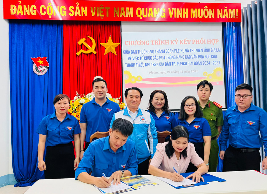 Thành Đoàn Pleiku và Thư viện tỉnh ký kết chương trình phối hợp giai đoạn 2024-2027. Ảnh: P.L