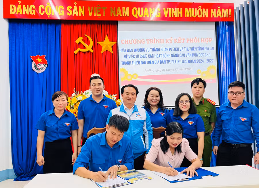 Thành Đoàn Pleiku và Thư viện tỉnh ký kết chương trình phối hợp giai đoạn 2024-2027. Ảnh: P.L