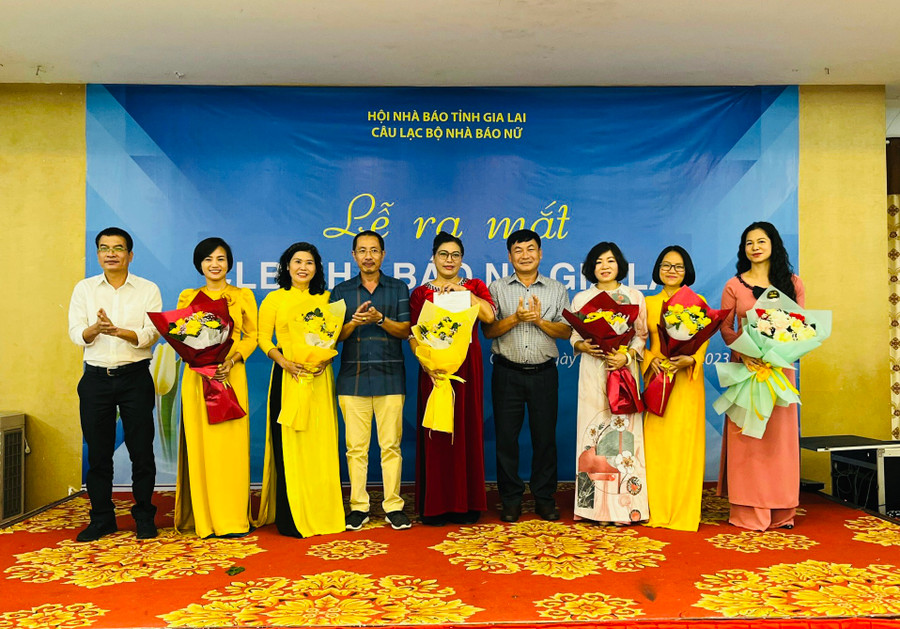 Các đồng chí lãnh đạo Hội Nhà báo tỉnh Gia Lai trao quyết định thành lập và hoa cho Ban Chủ nhiệm CLB Nhà báo nữ. Ảnh: Phương Linh Các đồng chí lãnh đạo Hội Nhà báo tỉnh Gia Lai trao quyết định thành lập và hoa cho Ban Chủ nhiệm CLB Nhà báo nữ. Ảnh: Phương Linh
