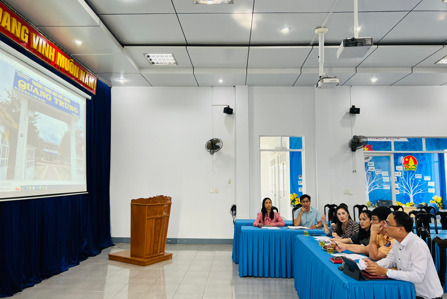 Ban giám khảo hội thi chấm điểm các video clip dự thi. Ảnh: M.N