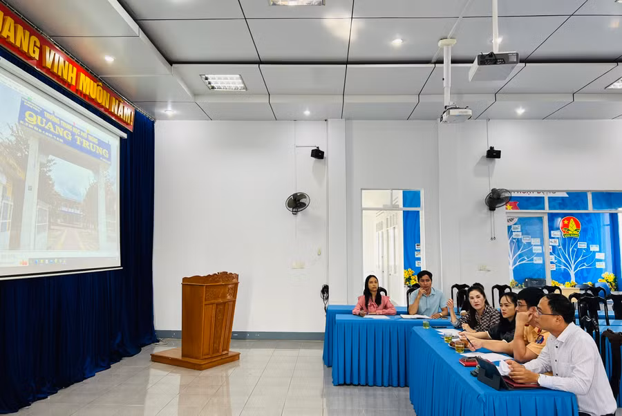 Ban giám khảo hội thi chấm điểm các video clip dự thi. Ảnh: M.N