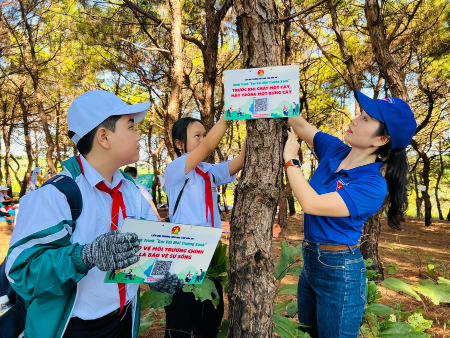 Giáo viên và học sinh Trường Tiểu học Chu Văn An treo biển tuyên truyền bảo vệ môi trường. Ảnh: M.N Giáo viên và học sinh Trường Tiểu học Chu Văn An treo biển tuyên truyền bảo vệ môi trường. Ảnh: M.N