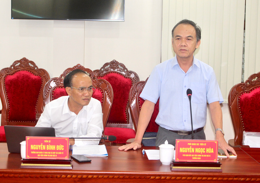 PGS.TS Nguyễn Ngọc Hòa-Phó Giám đốc Học viện Chính trị khu vực III trao đổi về công tác tổ chức hội thảo. Ảnh: P.L