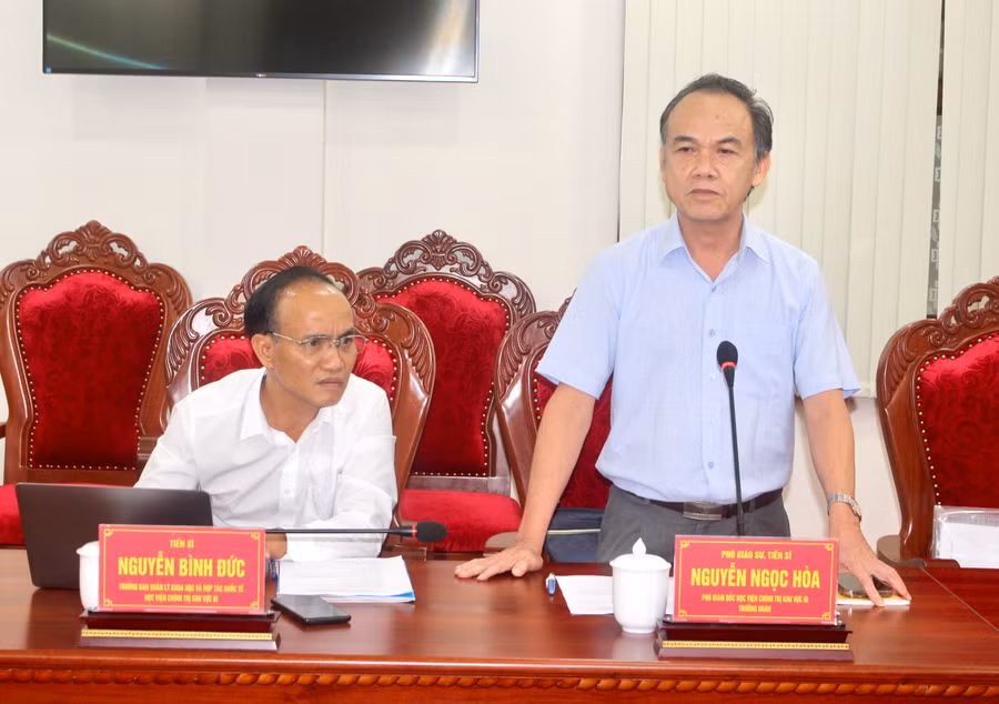 PGS.TS Nguyễn Ngọc Hòa-Phó Giám đốc Học viện Chính trị khu vực III trao đổi về công tác tổ chức hội thảo. Ảnh: P.L