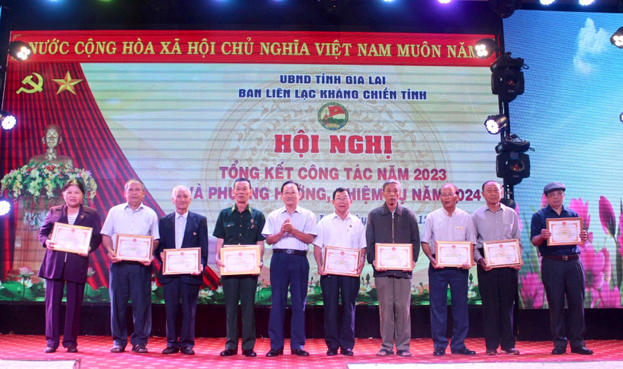 Ban liên lạc kháng chiến tỉnh Gia Lai tặng giấy khen các cá nhân có thành tích xuất sắc trong năm 2023. Ảnh: P.L Ban liên lạc kháng chiến tỉnh Gia Lai tặng giấy khen các cá nhân có thành tích xuất sắc trong năm 2023. Ảnh: P.L