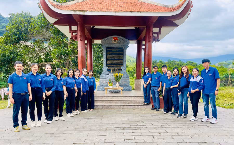 Tuổi trẻ TP. Pleiku hành trình về nguồn thăm Bia di tích lịch sử Đoàn Thanh niên Nhân dân cách mạng tỉnh Gia Lai. Ảnh: M.N