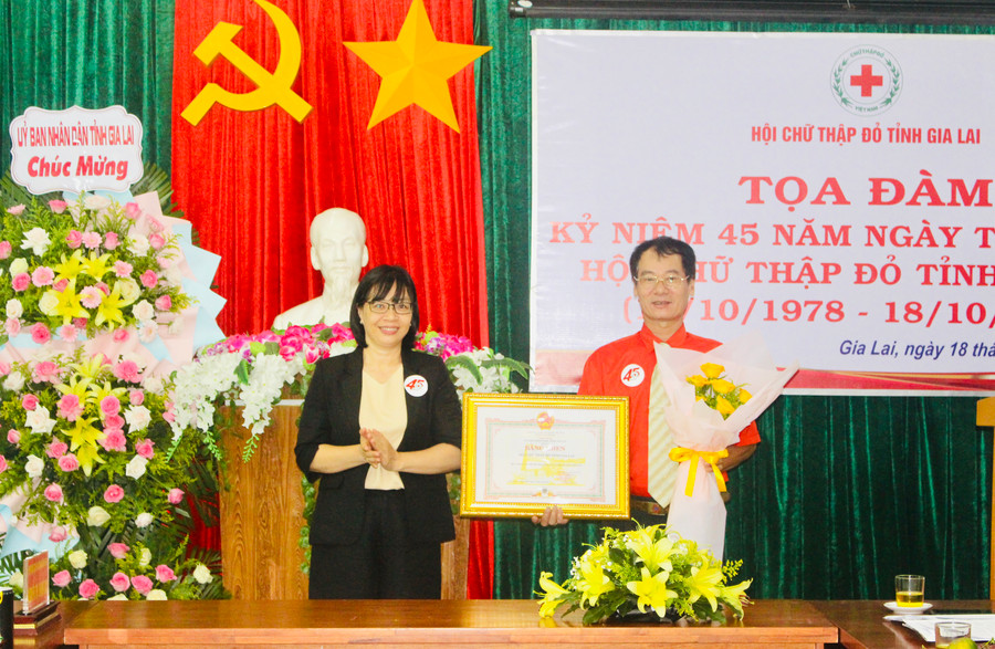 Thừa ủy quyền của Chủ tịch UBND tỉnh, đồng chí Nguyễn Thị Thanh Lịch (bìa trái)-Phó Chủ tịch UBND tỉnh Gia Lai tặng bằng khen cho đại diện Hội Chữ thập đỏ tỉnh. Ảnh: P.L