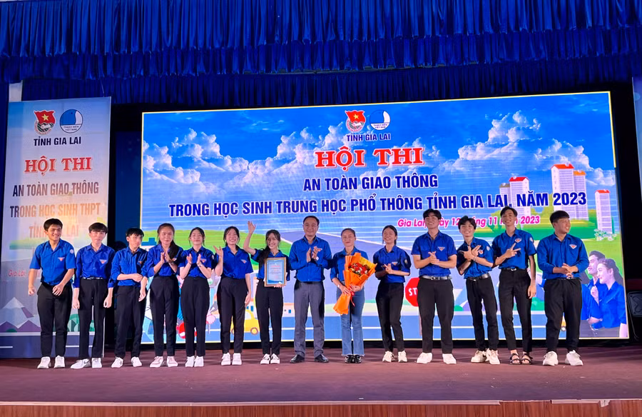 Đội thi huyện Chư Păh đạt giải nhất hội thi an toàn giao thông trong học sinh THPT năm 2023. Ảnh: P.L