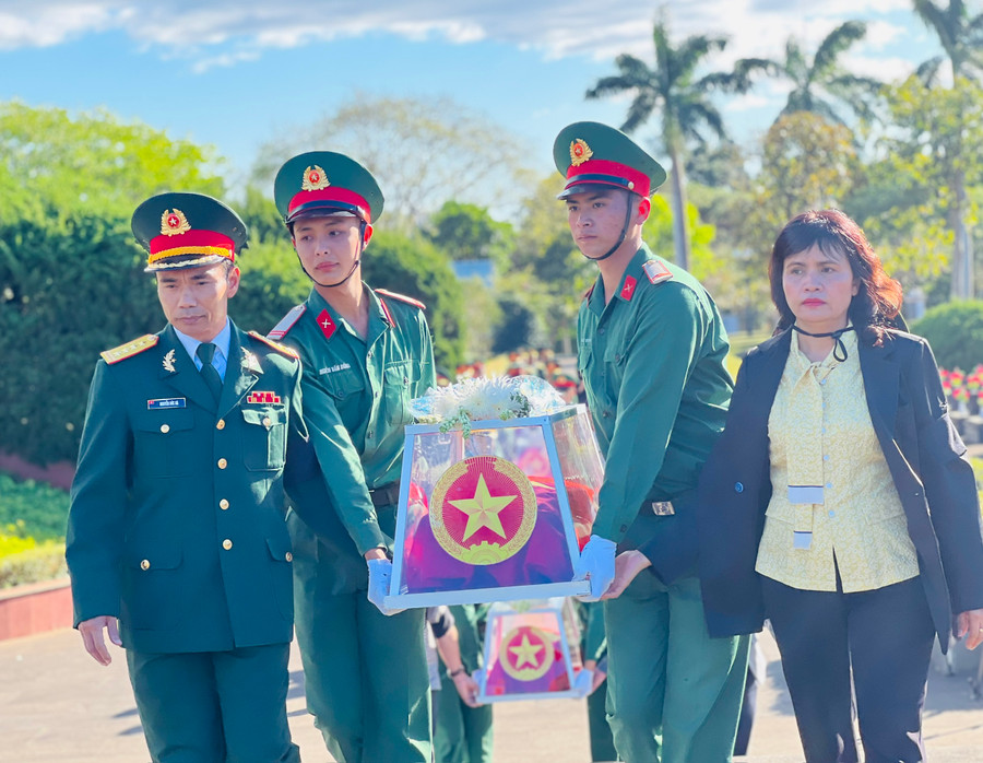 Lãnh đạo Sở Lao động-Thương binh và Xã hội tỉnh, Cục Chính trị Quân đoàn 3 trang trọng tiễn đưa hài cốt các liệt sĩ về nơi an nghỉ cuối cùng tại Nghĩa trang liệt sĩ tỉnh. Ảnh: P.L