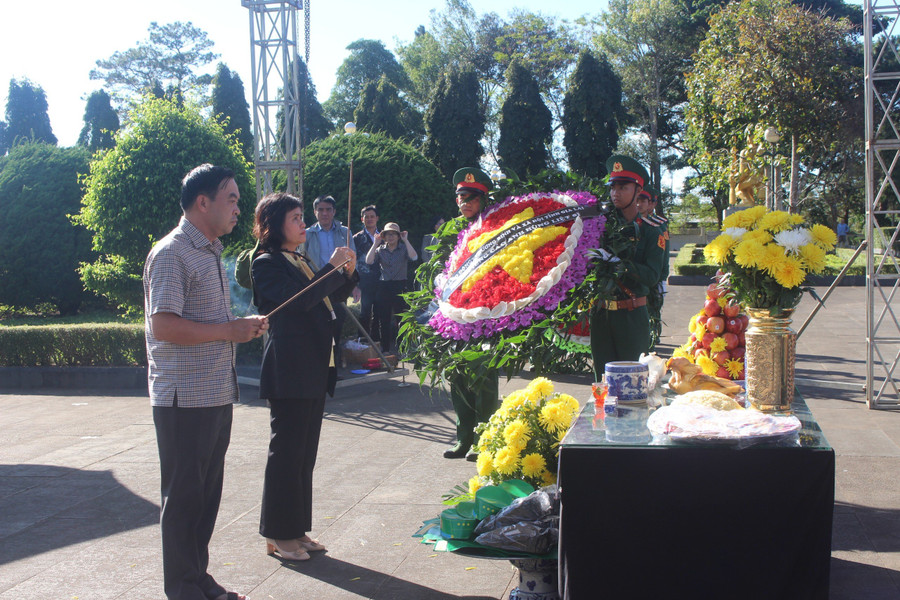 Lãnh đạo Sở Lao động-Thương binh và Xã hội tỉnh Gia Lai thành kính dâng hương tưởng nhớ, tri ân các liệt sĩ. Ảnh: P.L