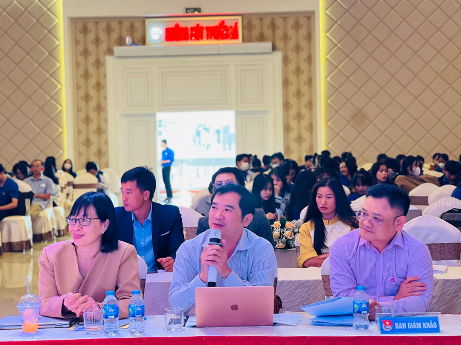 Ban giám khảo đặt câu hỏi cho tác giả tham gia cuộc thi. Ảnh: P.L