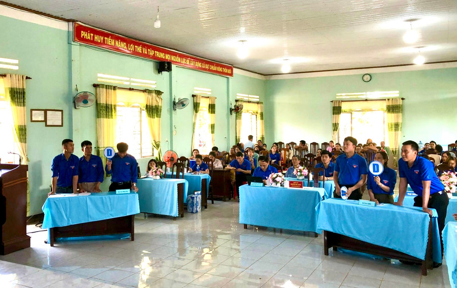 Các đội tham gia phần thi trắc nghiệm kiến thức về chương trình mục tiêu quốc gia xây dựng nông thôn mới. Ảnh: Tuấn Anh