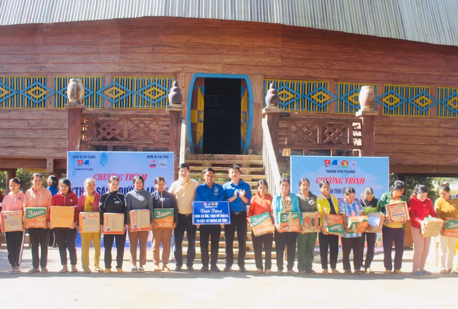 Ban tổ chức tặng quà cho người dân xã Gào. Ảnh: P.L