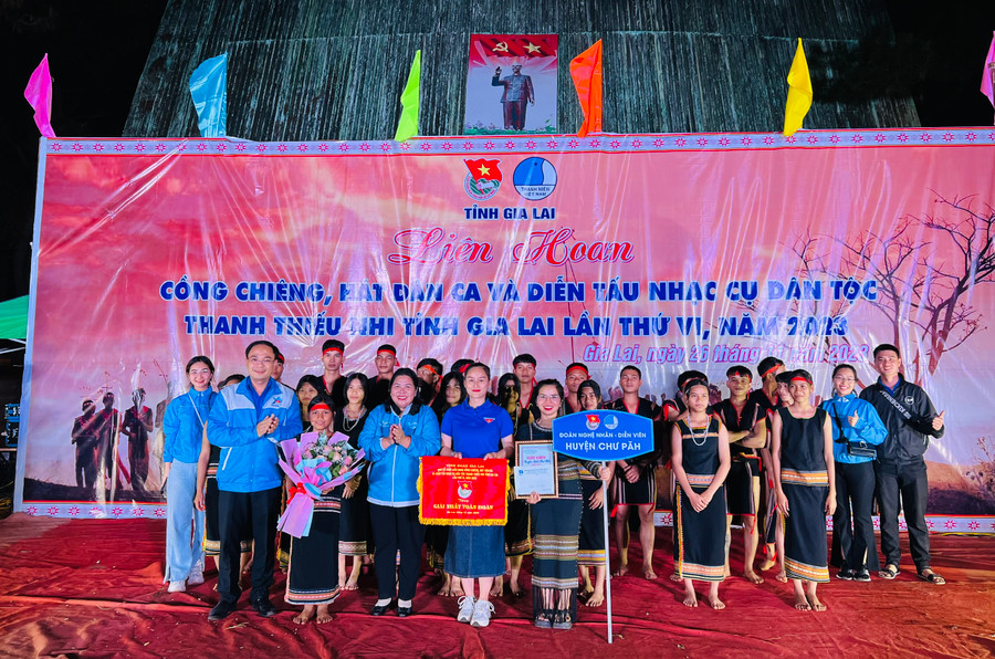 Ban tổ chức trao giải nhất toàn đoàn cho đội thi huyện Chư Păh. Ảnh: P.L Ban tổ chức trao giải nhất toàn đoàn cho đội thi huyện Chư Păh. Ảnh: P.L