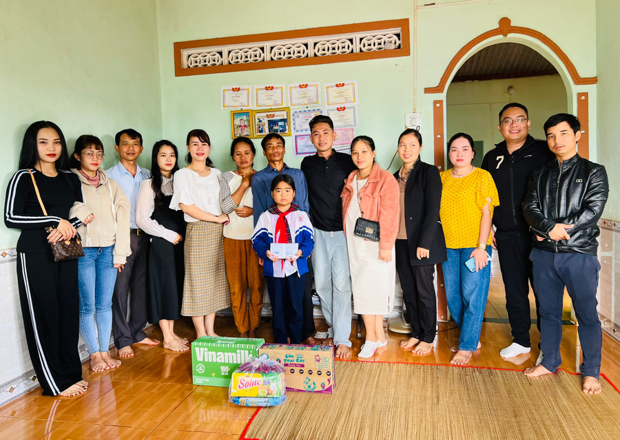 Các đơn vị trao tiền hỗ trợ cho em Nhi (lớp 4A5, Trường Tiểu học số 1 thị trấn Đak Đoa). Ảnh: M.N