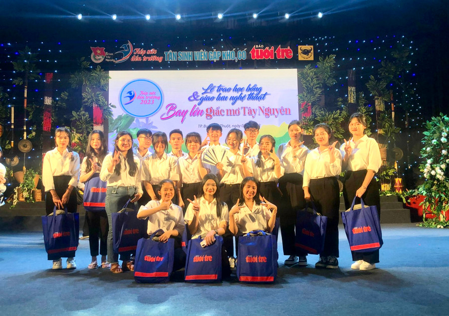 Các tân sinh viên tỉnh Gia Lai được nhận học bổng Tiếp sức đến trường. Ảnh: Kpă Thân Các tân sinh viên tỉnh Gia Lai được nhận học bổng Tiếp sức đến trường. Ảnh: Kpă Thân