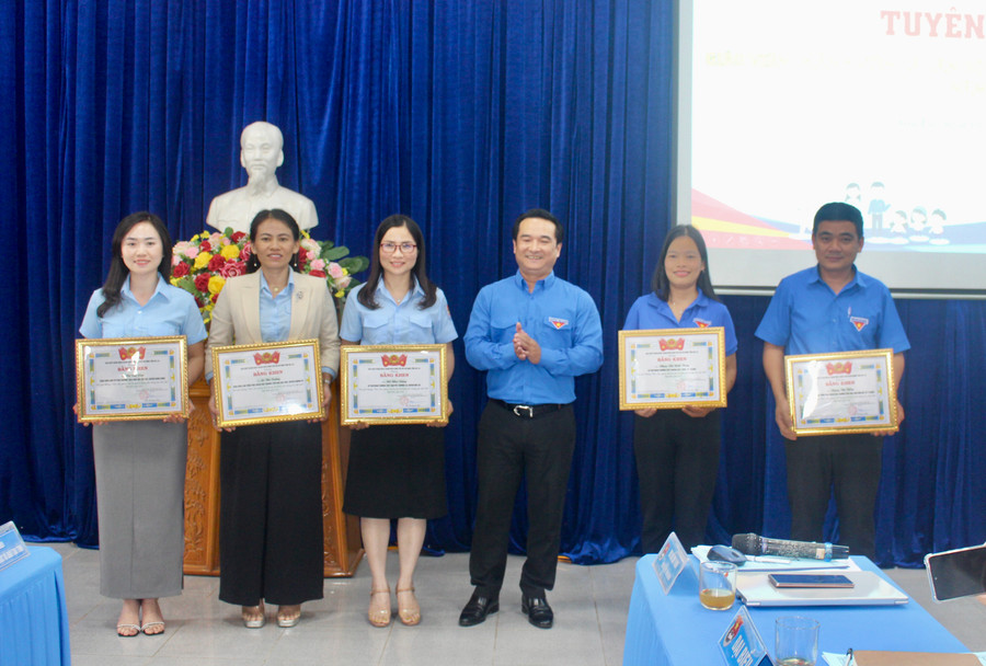 Anh Đỗ Duy Nam (thứ 3 từ phải qua)-Phó Bí thư Tỉnh Đoàn, Chủ tịch Hội đồng Đội tỉnh tặng bằng khen cho các giáo viên trẻ tiêu biểu. Ảnh: P.L