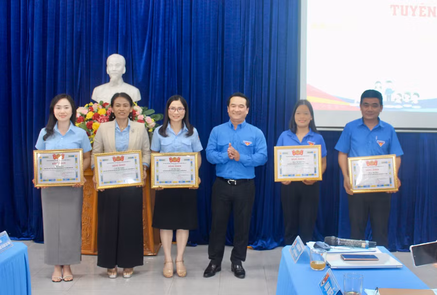 Anh Đỗ Duy Nam (thứ 3 từ phải qua)-Phó Bí thư Tỉnh Đoàn, Chủ tịch Hội đồng Đội tỉnh tặng bằng khen cho các giáo viên trẻ tiêu biểu. Ảnh: P.L