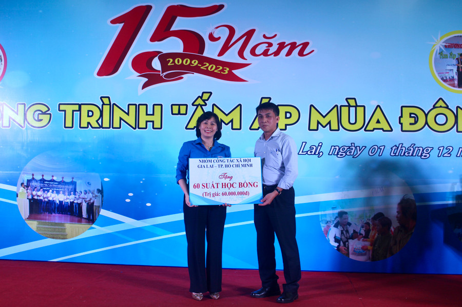 Bà Vũ Thị Thu (bìa trái)-Phó Trưởng ban Dân vận Tỉnh ủy Gia Lai nhận bảng tượng trưng suất học bổng do Nhóm công tác xã hội TP. Hồ Chí Minh-Gia Lai trao tặng. Ảnh: P.L Bà Vũ Thị Thu (bìa trái)-Phó Trưởng ban Dân vận Tỉnh ủy Gia Lai nhận bảng tượng trưng suất học bổng do Nhóm công tác xã hội TP. Hồ Chí Minh-Gia Lai trao tặng. Ảnh: P.L