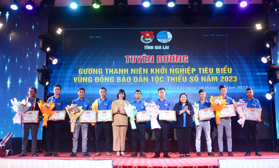 Phó Chủ tịch UBND tỉnh Nguyễn Thị Thanh Lịch (thứ 5 từ trái qua) và Bí thư Tỉnh Đoàn Hà Thị Giang Thảo (thứ 4 từ phải qua) tặng bằng khen cho các gương thanh niên khởi nghiệp tiêu biểu. Ảnh: P.L