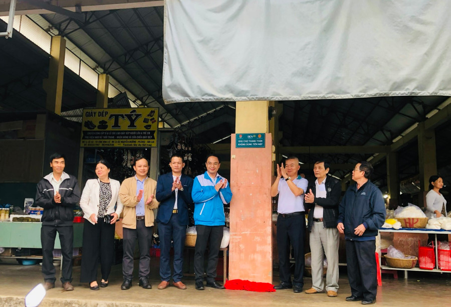 Các đại biểu khai trương khu chợ thanh toán không dùng tiền mặt tại phường Hoa Lư. Ảnh: M.N Các đại biểu khai trương khu chợ thanh toán không dùng tiền mặt tại phường Hoa Lư. Ảnh: M.N