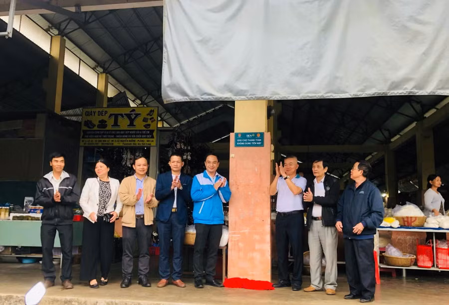 Các đại biểu khai trương khu chợ thanh toán không dùng tiền mặt tại phường Hoa Lư. Ảnh: M.N