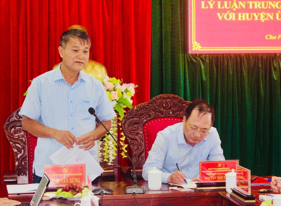 Bí thư Huyện ủy Chư Prông Đinh Văn Dũng (bìa trái) thông tin về tình hình phát triển kinh tế-xã hội của địa phương với đoàn khảo sát. Ảnh: P.L