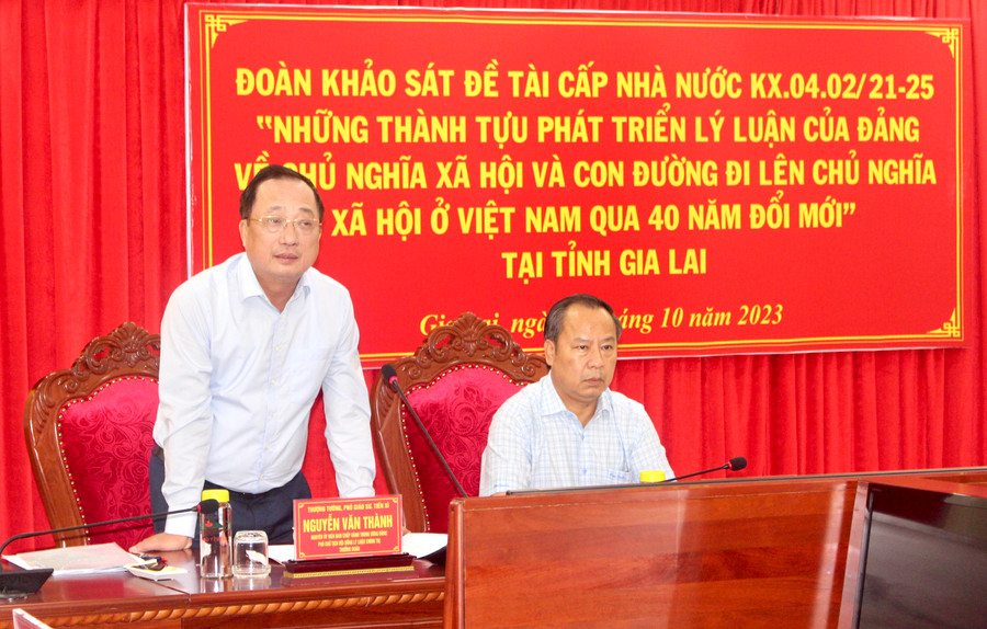 Thượng tướng, PGS.TS Nguyễn Văn Thành (bìa trái) phát biểu tại buổi khảo sát. Ảnh: P.L