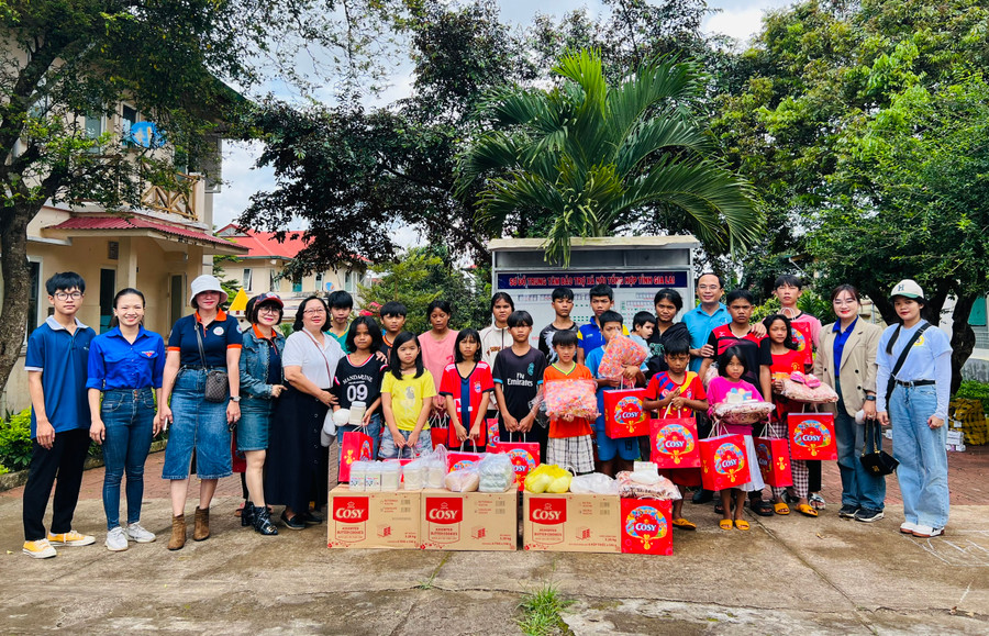 Tỉnh Đoàn, Hội LHTN Việt Nam tỉnh cùng các câu lạc bộ, đội, nhóm tình nguyện tặng quà cho trẻ em tại Trung tâm Bảo trợ Xã hội tổng hợp tỉnh. Ảnh: P.L Tỉnh Đoàn, Hội LHTN Việt Nam tỉnh cùng các câu lạc bộ, đội, nhóm tình nguyện tặng quà cho trẻ em tại Trung tâm Bảo trợ Xã hội tổng hợp tỉnh. Ảnh: P.L