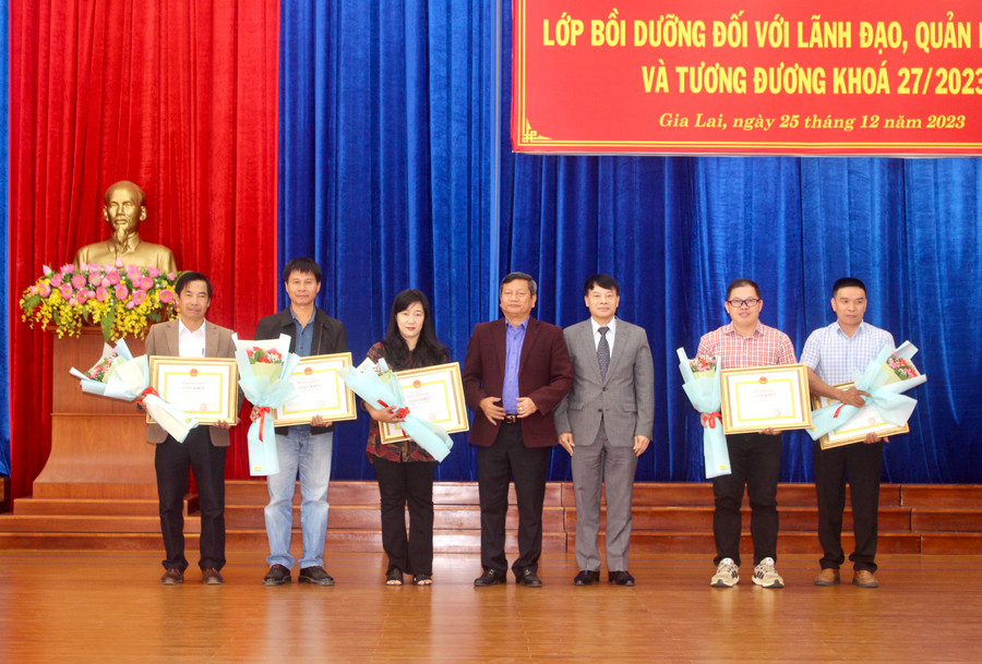 Tiến sĩ Tống Đông Hưng (thứ 3 từ phải qua)-Phó Trưởng ban Quản lý bồi dưỡng, Học viện Hành chính Quốc gia và Hiệu trưởng Trường Chính trị tỉnh Ngô Khắc Ngọc (ở giữa) tặng giấy khen của Giám đốc Học viện Hành chính Quốc gia cho các học viên có thành tích cao trong học tập. Ảnh: P.L Tiến sĩ Tống Đông Hưng (thứ 3 từ phải qua)-Phó Trưởng ban Quản lý bồi dưỡng, Học viện Hành chính Quốc gia và Hiệu trưởng Trường Chính trị tỉnh Ngô Khắc Ngọc (ở giữa) tặng giấy khen của Giám đốc Học viện Hành chính Quốc gia cho các học viên có thành tích cao trong học tập. Ảnh: P.L