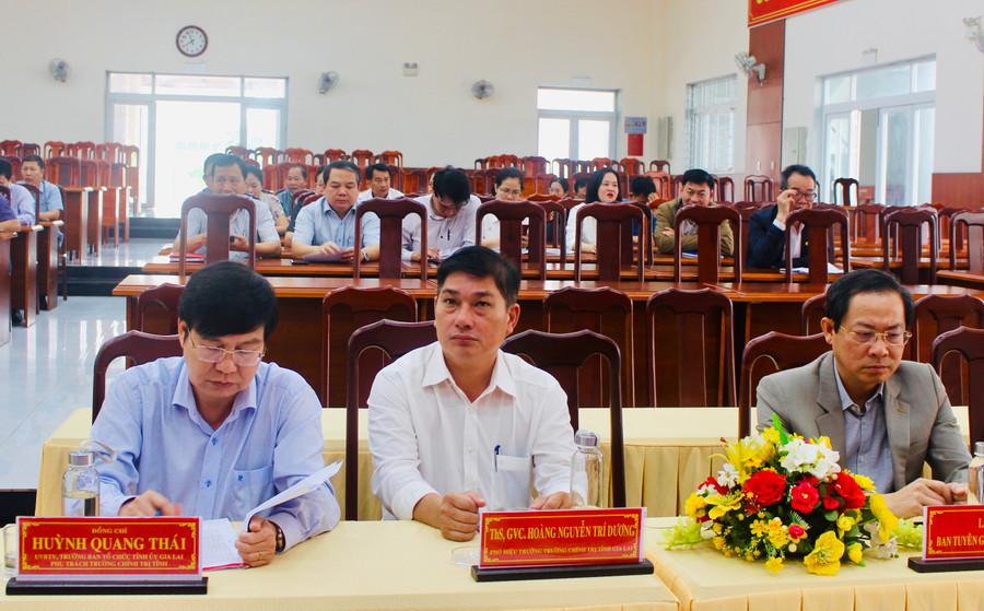 Các đại biểu tham dự lễ khai giảng lớp bồi dưỡng. Ảnh: P.L Các đại biểu tham dự lễ khai giảng lớp bồi dưỡng. Ảnh: P.L