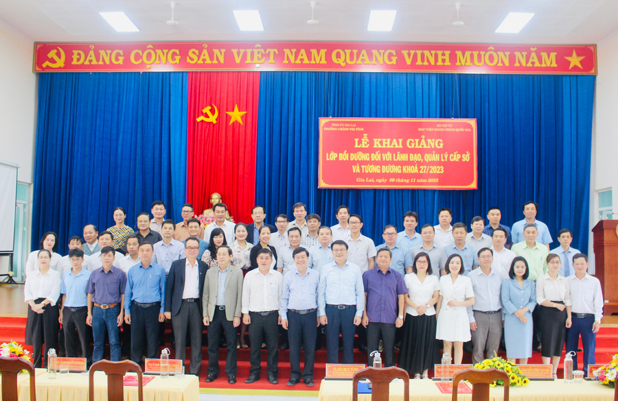 Các đại biểu cùng học viên tham gia lớp bồi dưỡng chụp hình lưu niệm tại lễ khai giảng. Ảnh: P.L Các đại biểu cùng học viên tham gia lớp bồi dưỡng chụp hình lưu niệm tại lễ khai giảng. Ảnh: P.L