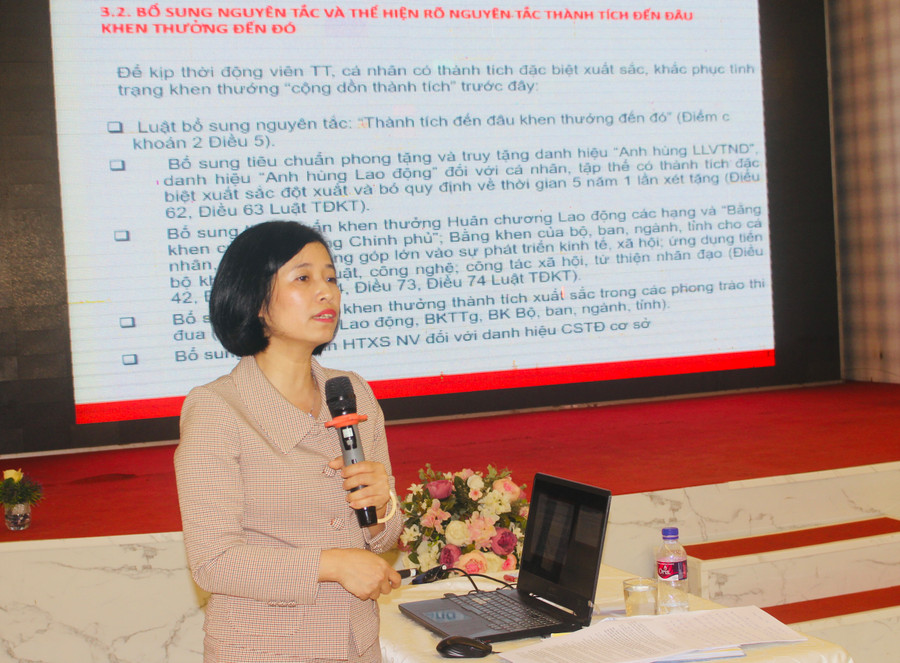 Báo cáo viên Đỗ Thị Thanh Hà-Phó trưởng phòng III, Ban Thi đua-Khen thưởng Trung ương thông tin chuyên đề tại hội nghị tập huấn. Ảnh: P.L