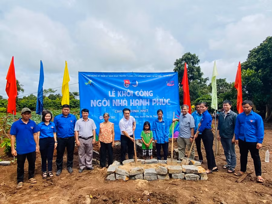 Các đơn vị khởi công Ngôi nhà hạnh phúc cho em Đinh Hnit (ở giữa). Ảnh: P.L