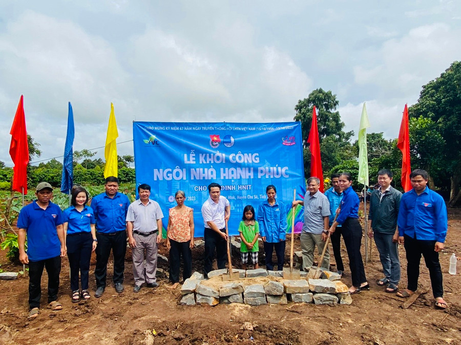 Các đơn vị khởi công Ngôi nhà hạnh phúc cho em Đinh Hnit (ở giữa). Ảnh: P.L