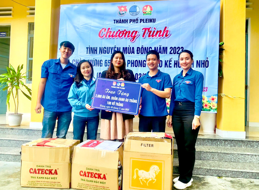 Thành Đoàn-Hội LHTN Việt Nam-Hội đồng Đội TP. Pleiku tặng áo ấm, đồng phục và vở trắng cho Huyện Đoàn Kbang. Ảnh: M.N