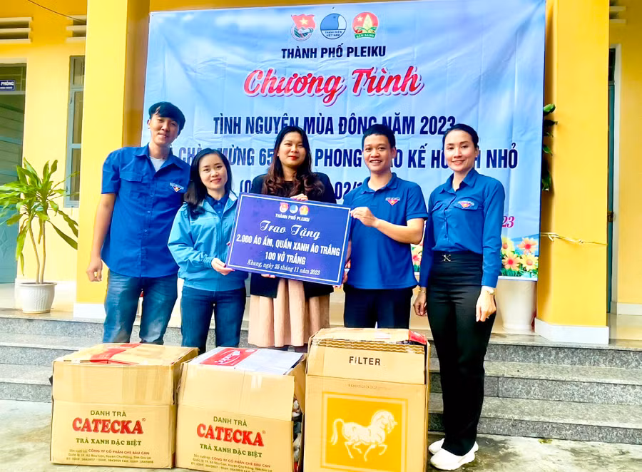 Thành Đoàn-Hội LHTN Việt Nam-Hội đồng Đội TP. Pleiku tặng áo ấm, đồng phục và vở trắng cho Huyện Đoàn Kbang. Ảnh: M.N