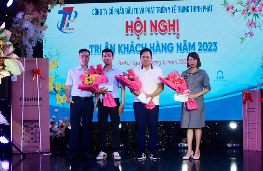 Ông Trần Thanh Bình (bìa trái)-Giám đốc Công ty tặng hoa các khách hàng có doanh số cao nhất năm 2023. Ảnh: M.N